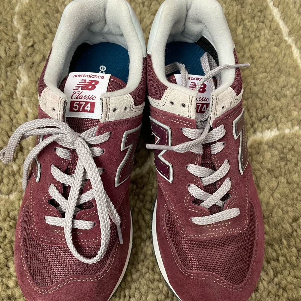 New balance 574 in wine. Size 8